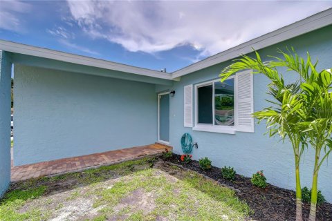 House in Largo, Florida 3 bedrooms, 130.62 sq.m. № 2322988 - photo 7