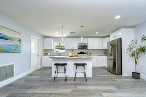 House in Largo, Florida 3 bedrooms, 130.62 sq.m. № 2322988 - photo 20