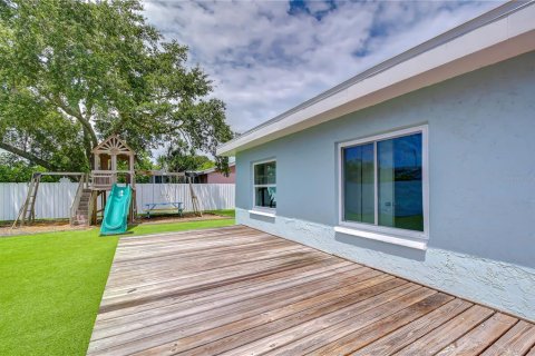 House in Largo, Florida 3 bedrooms, 130.62 sq.m. № 2322988 - photo 12