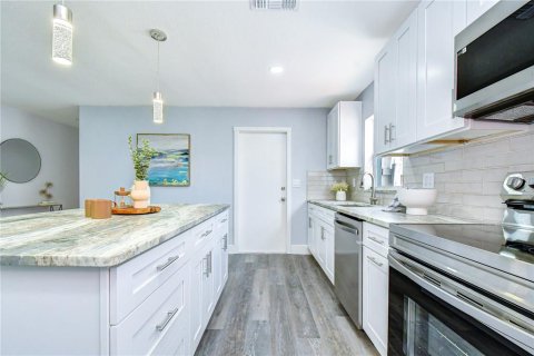 House in Largo, Florida 3 bedrooms, 130.62 sq.m. № 2322988 - photo 25