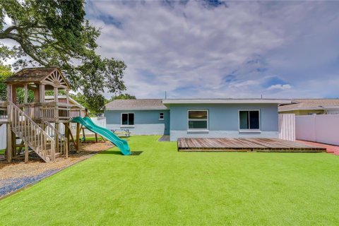 House in Largo, Florida 3 bedrooms, 130.62 sq.m. № 2322988 - photo 17