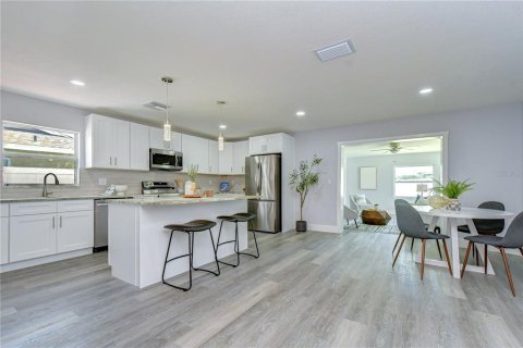 House in Largo, Florida 3 bedrooms, 130.62 sq.m. № 2322988 - photo 22