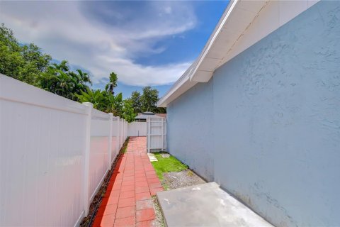 House in Largo, Florida 3 bedrooms, 130.62 sq.m. № 2322988 - photo 9