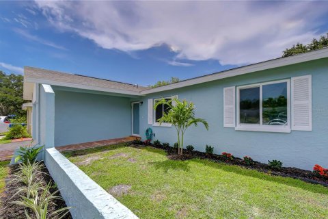 House in Largo, Florida 3 bedrooms, 130.62 sq.m. № 2322988 - photo 5