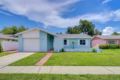 House in Largo, Florida 3 bedrooms, 130.62 sq.m. № 2322988 - photo 2