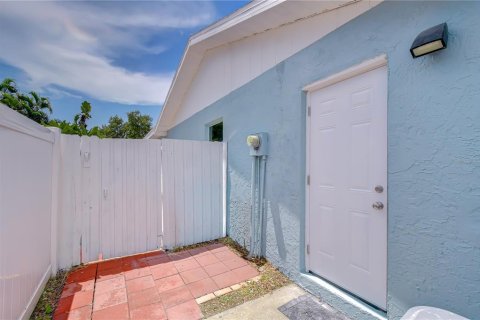 House in Largo, Florida 3 bedrooms, 130.62 sq.m. № 2322988 - photo 10
