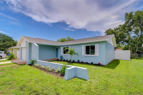 House in Largo, Florida 3 bedrooms, 130.62 sq.m. № 2322988 - photo 4