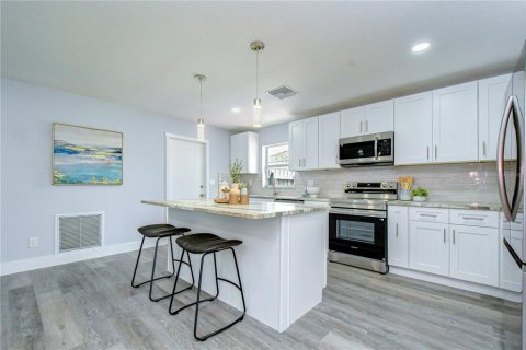 House in Largo, Florida 3 bedrooms, 130.62 sq.m. № 2322988 - photo 24