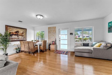 House in Miami Springs, Florida 2 bedrooms № 2043213 - photo 7