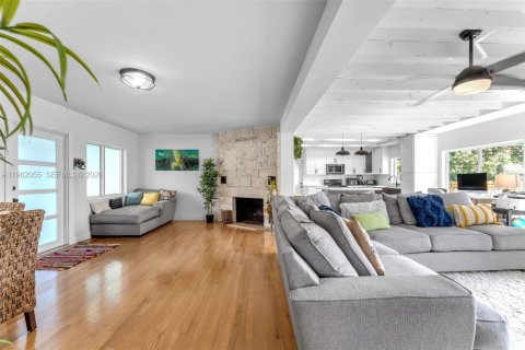 House in Miami Springs, Florida 2 bedrooms № 2043213 - photo 8