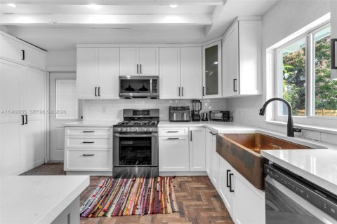 House in Miami Springs, Florida 2 bedrooms № 2043213 - photo 12