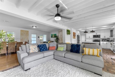 House in Miami Springs, Florida 2 bedrooms № 2043213 - photo 9