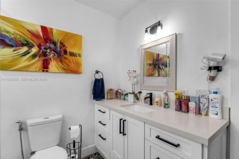 House in Miami Springs, Florida 2 bedrooms № 2043213 - photo 16