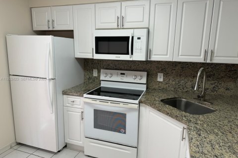 Copropriété à louer à Hialeah, Floride: 2 chambres, 75.44 m2 № 1990708 - photo 7