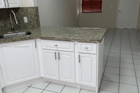 Copropriété à louer à Hialeah, Floride: 2 chambres, 75.44 m2 № 1990708 - photo 5
