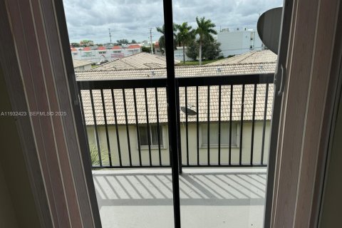 Copropriété à louer à Hialeah, Floride: 2 chambres, 75.44 m2 № 1990708 - photo 9