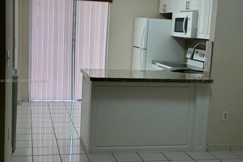 Copropriété à louer à Hialeah, Floride: 2 chambres, 75.44 m2 № 1990708 - photo 4