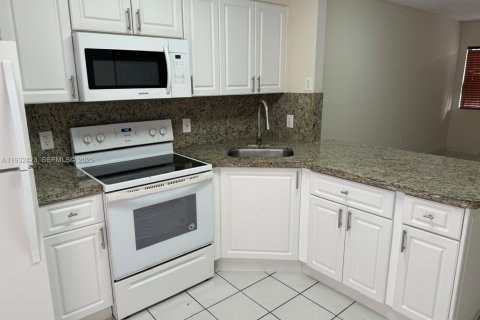 Copropriété à louer à Hialeah, Floride: 2 chambres, 75.44 m2 № 1990708 - photo 6