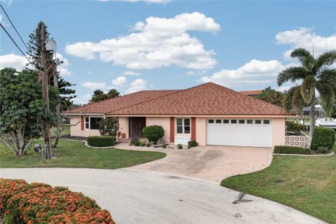 Villa ou maison à vendre à Punta Gorda, Floride: 3 chambres, 276.85 m2 № 2437404 - photo 2