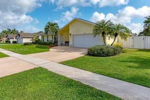 House in Sunrise, Florida 3 bedrooms, 160.16 sq.m. № 1836811 - photo 10