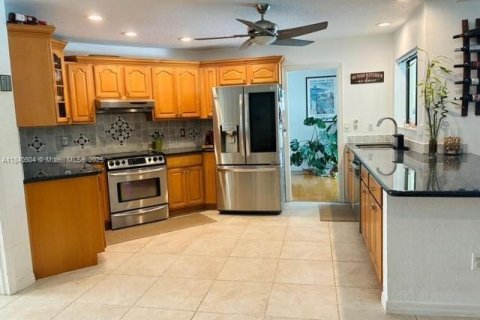House in Sunrise, Florida 3 bedrooms, 160.16 sq.m. № 1836811 - photo 2