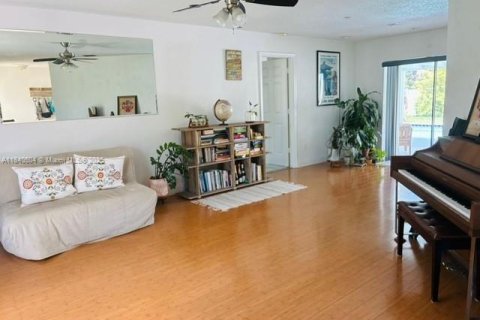 House in Sunrise, Florida 3 bedrooms, 160.16 sq.m. № 1836811 - photo 16