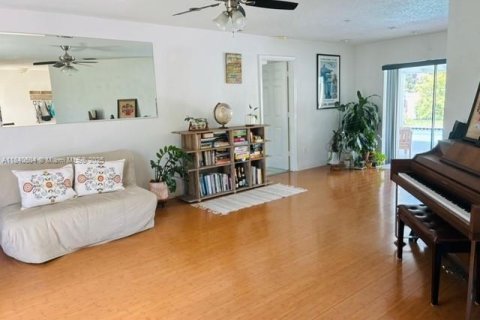 House in Sunrise, Florida 3 bedrooms, 160.16 sq.m. № 1836811 - photo 3