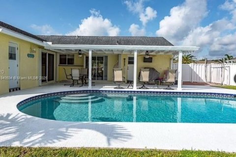 House in Sunrise, Florida 3 bedrooms, 160.16 sq.m. № 1836811 - photo 11