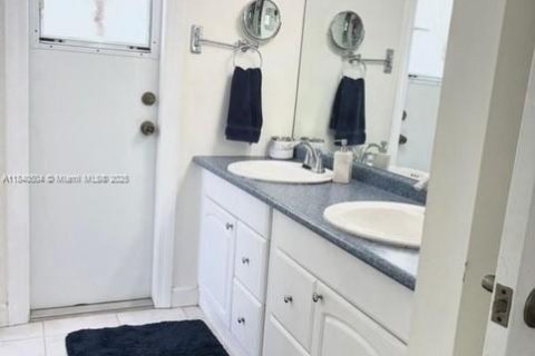 House in Sunrise, Florida 3 bedrooms, 160.16 sq.m. № 1836811 - photo 18