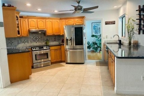 House in Sunrise, Florida 3 bedrooms, 160.16 sq.m. № 1836811 - photo 12