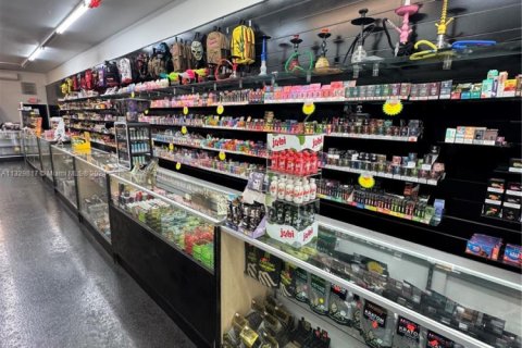 Propiedad comercial en venta en North Miami Beach, Florida № 1983348 - foto 2