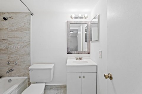 Condominio en venta en Pompano Beach, Florida, 2 dormitorios, 92.9 m2 № 1999893 - foto 23