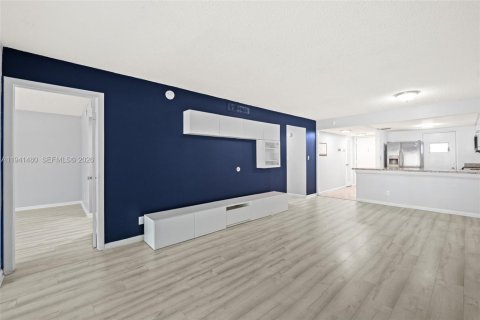 Condominio en venta en Pompano Beach, Florida, 2 dormitorios, 92.9 m2 № 1999893 - foto 4