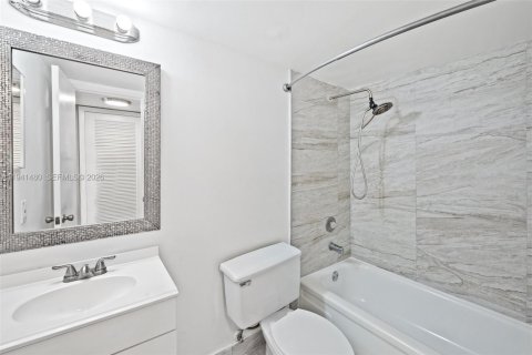 Condominio en venta en Pompano Beach, Florida, 2 dormitorios, 92.9 m2 № 1999893 - foto 17