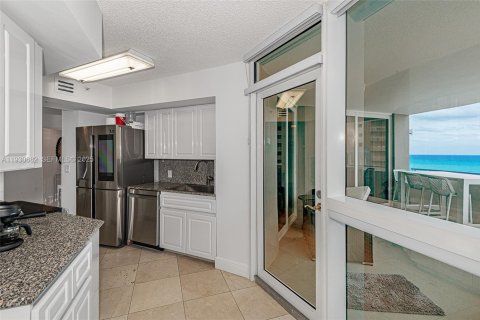 Снять в аренду кондоминиум в Майами-Бич, Флорида 2 спальни, 133.78м2, № 1989450 - фото 16