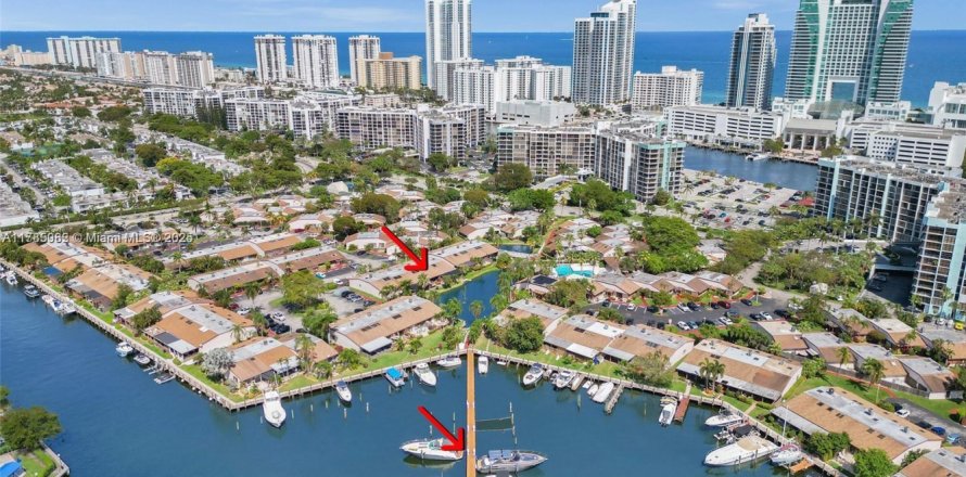 Casa en Hallandale Beach, Florida 2 dormitorios, 156.08 m2 № 1701789