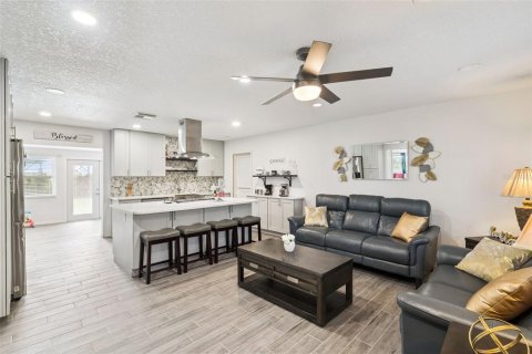 House in Clermont, Florida 2 bedrooms, 89.65 sq.m. № 2390749 - photo 6