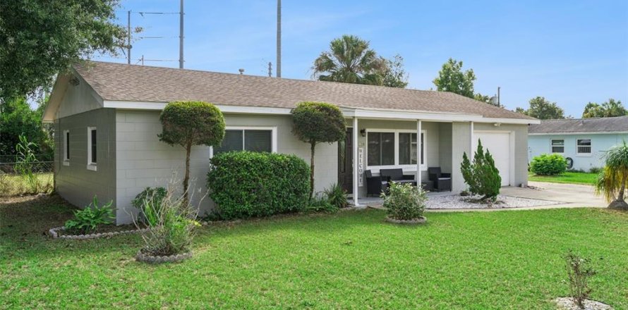 House in Clermont, Florida 2 bedrooms, 89.65 sq.m. № 2390749