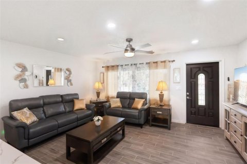 House in Clermont, Florida 2 bedrooms, 89.65 sq.m. № 2390749 - photo 10