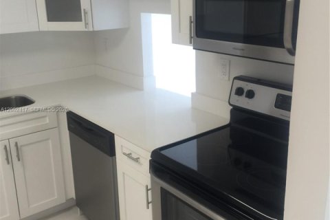 Condo in Miami Beach, Florida, 1 bedroom  № 2068020 - photo 3