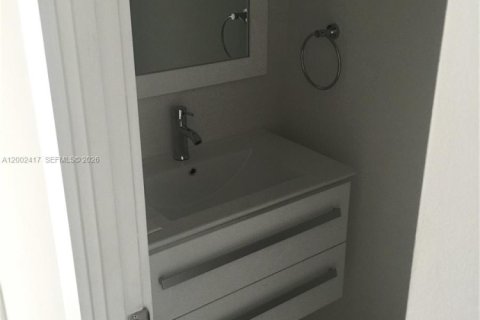 Condo in Miami Beach, Florida, 1 bedroom  № 2068020 - photo 13