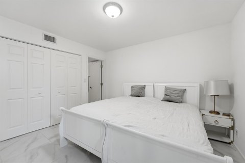 Condo in West Palm Beach, Florida, 2 bedrooms  № 2179350 - photo 13