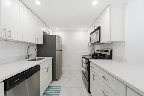 Condo in West Palm Beach, Florida, 2 bedrooms  № 2179350 - photo 8