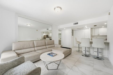 Condo in West Palm Beach, Florida, 2 bedrooms  № 2179350 - photo 5