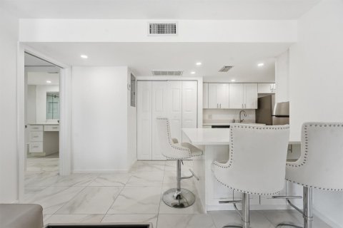 Condo in West Palm Beach, Florida, 2 bedrooms  № 2179350 - photo 6