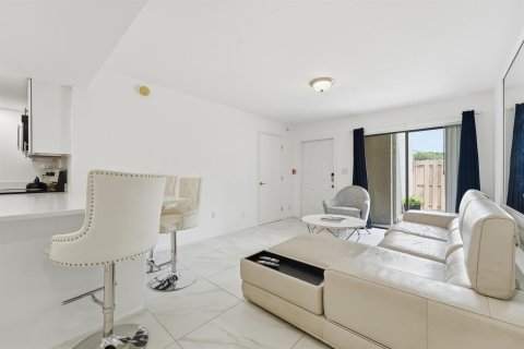 Condo in West Palm Beach, Florida, 2 bedrooms  № 2179350 - photo 3