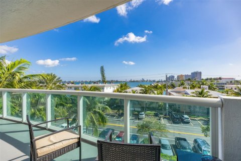 Купить кондоминиум в Норт-Бей-Виллидж, Флорида 2 спальни, 116.22м2, № 2021065 - фото 15