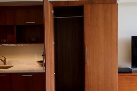 Condominio en venta en Miami, Florida, 46.54 m2 № 1980573 - foto 11