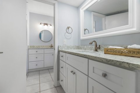 Condo in Longboat Key, Florida, 2 bedrooms № 2114108 - photo 17