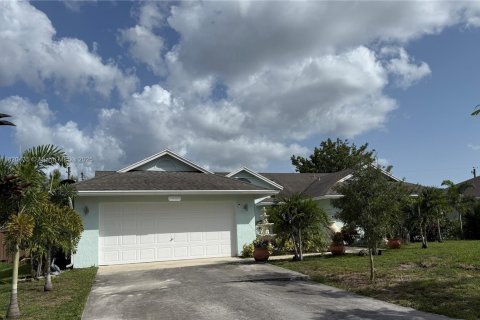House in Port St. Lucie, Florida 3 bedrooms, 164.62 sq.m. № 1781799 - photo 13